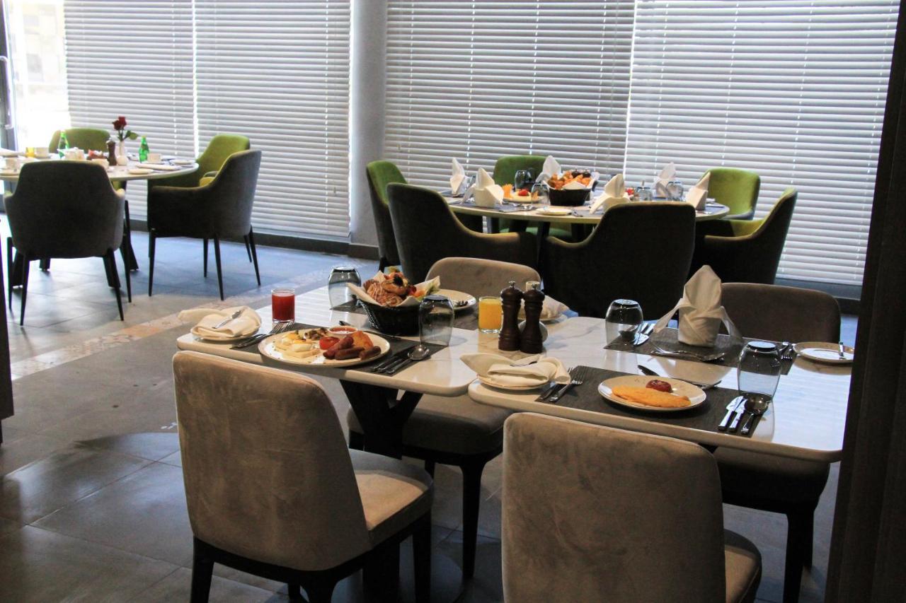 Hotel Holiday International Шарджа Экстерьер фото